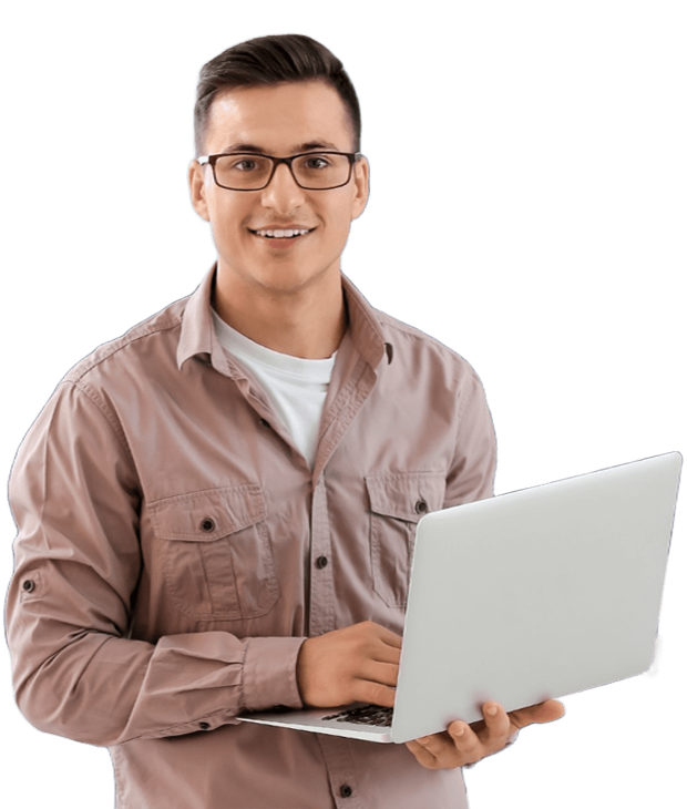 Staf IT profesional Tetranet dengan laptop di ruang server